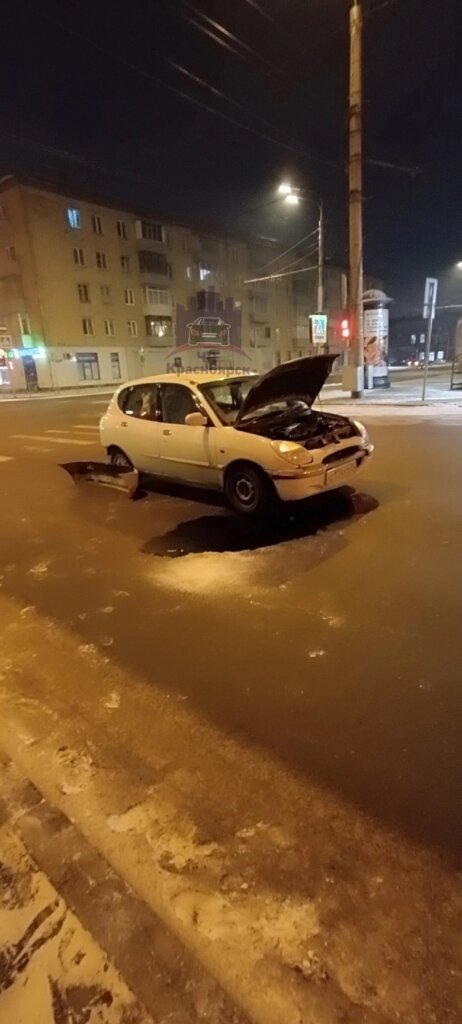 В Красноярске легковой автомобиль наехал на люк и остался без бампера