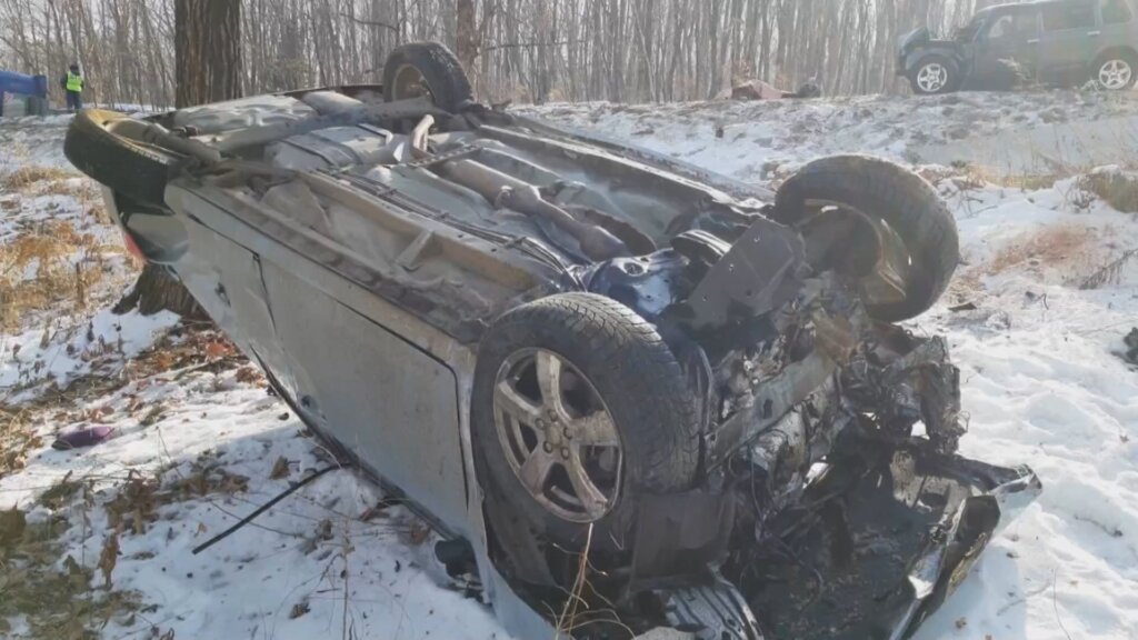 Пункт назначения в Приморье: выпавшие из грузовика бетонные плиты раздавили три автомобиля