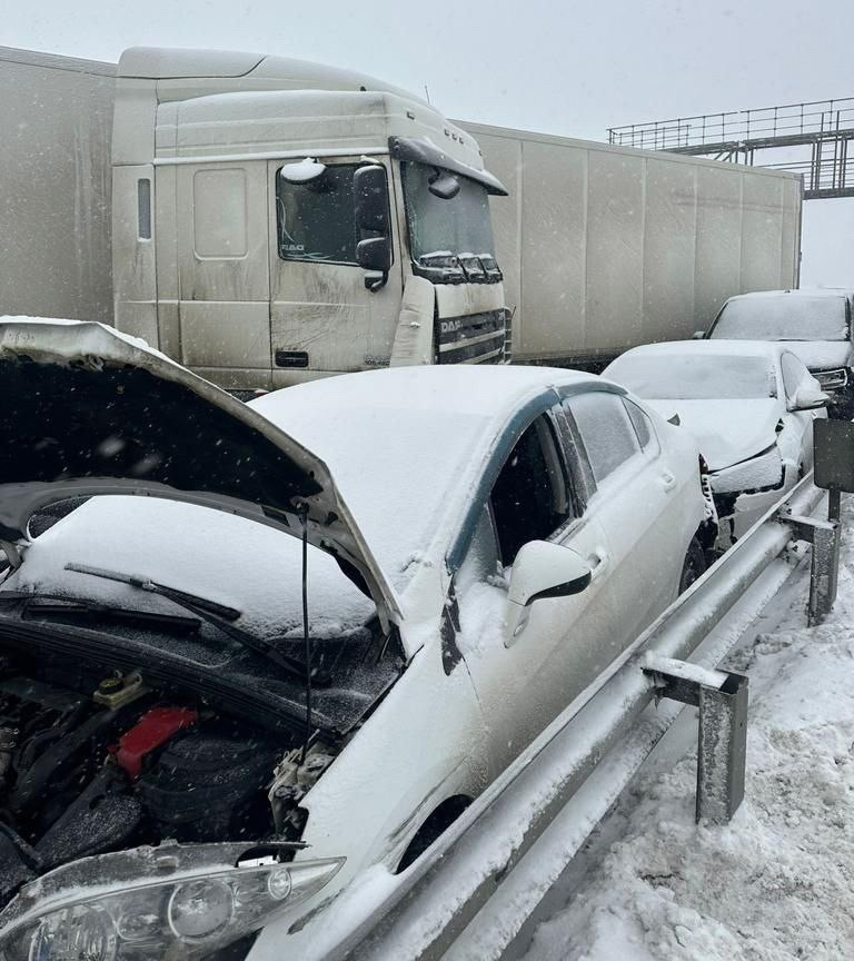 Около 30 автомобилей столкнулись на трассе М-4 в Подмосковье: есть погибшие и пострадавшие