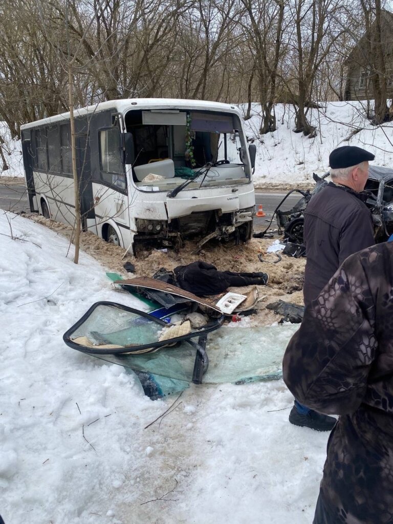 Hyundai Solaris столкнулся с автобусом в Брянской области: погибли 2 человека