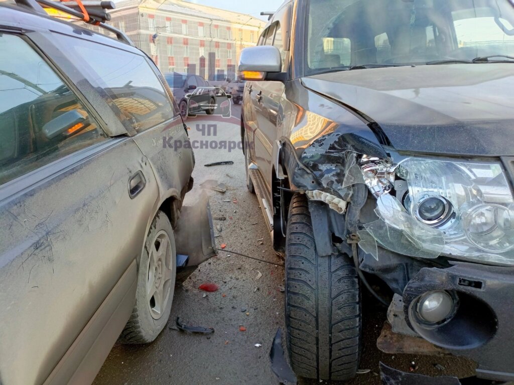 В Красноярске водитель пытался избежать столкновения и спровоцировал аварию