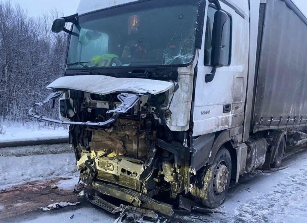 УАЗ вынесло под встречный большегруз на трассе «Кола»: погибли два человека