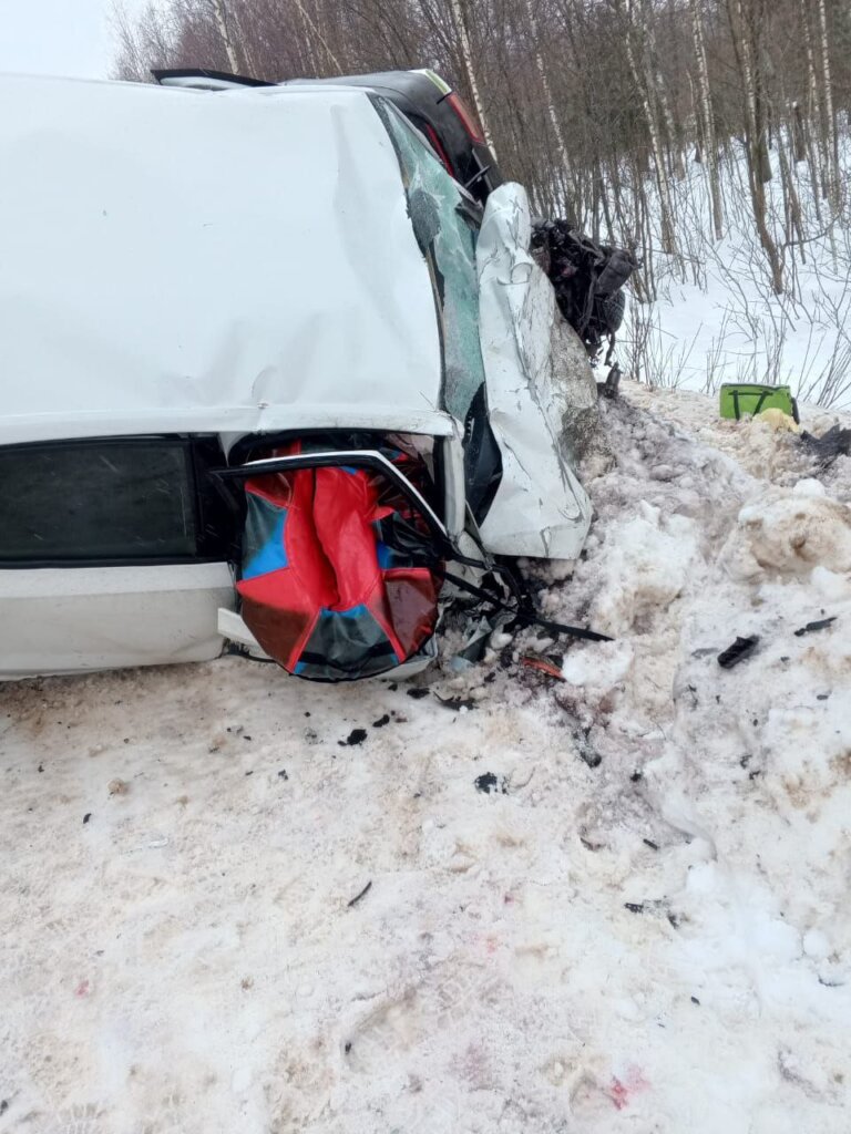 Volkswagen и Kia столкнулись в Ярославской области: погибли три человека
