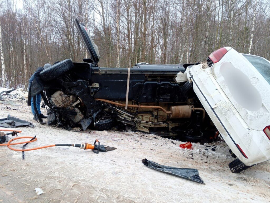 Volkswagen и Kia столкнулись в Ярославской области: погибли три человека