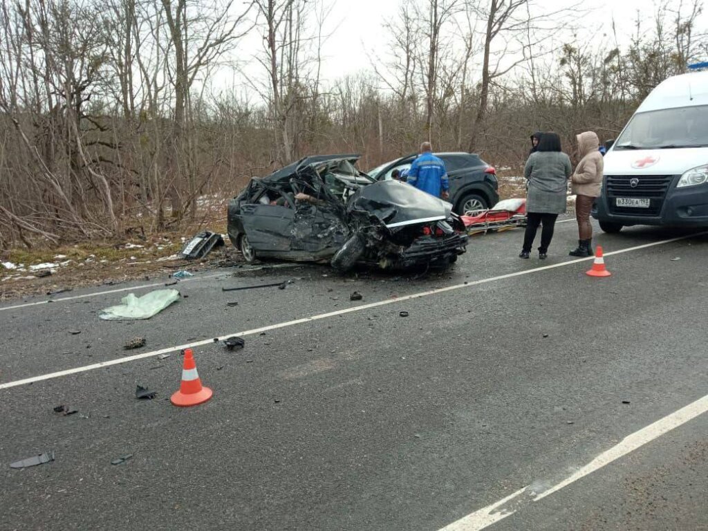 «Лада Приора» столкнулась с Hyundai на Кубани: погибли два человека