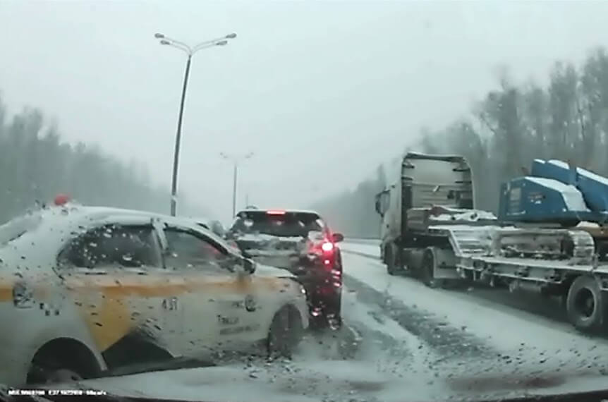 Видеорегистратор запечатлел момент массового ДТП на Киевском шоссе