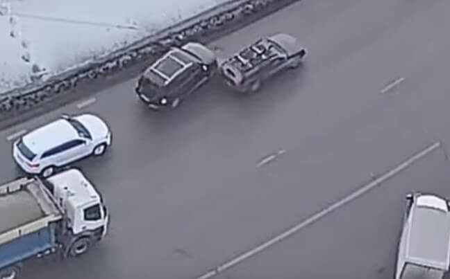 В Красноярске водитель пытался избежать столкновения и спровоцировал аварию