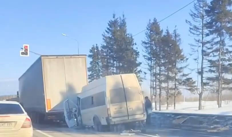 «Фура несколько дней стоит посреди трассы»: микроавтобус столкнулся с грузовиком на трассе М-3