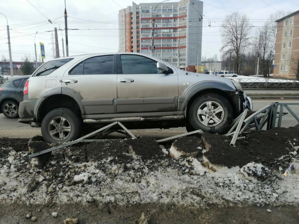 ДТП в Рыбинске: водитель автомобиля Renault Sandero не справился с управлением