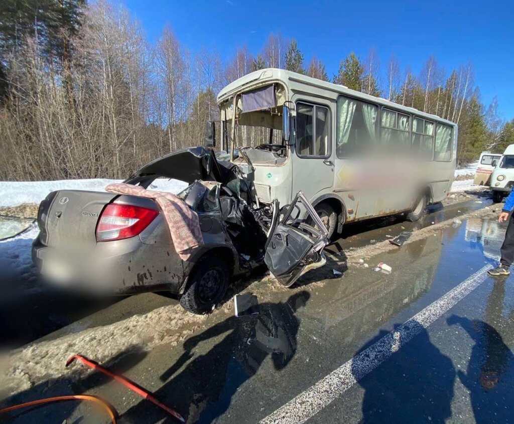 Водитель и пассажир &#171;Гранты&#187; погибли в ДТП с автобусом в Удмуртии