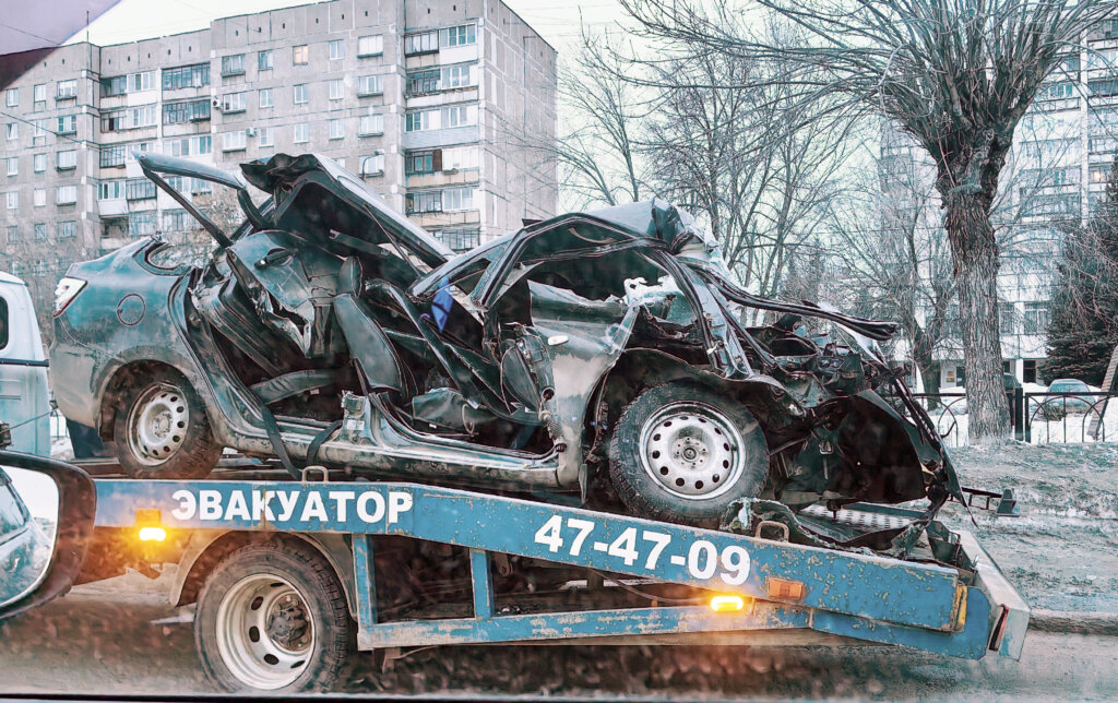 Lada Granta врезалась в стоящую фуру в Магнитогорске: погибли водитель и пассажир