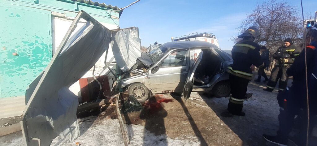 В Кургане ВАЗ-2110 врезался в дачную постройку: погибли 3 человека