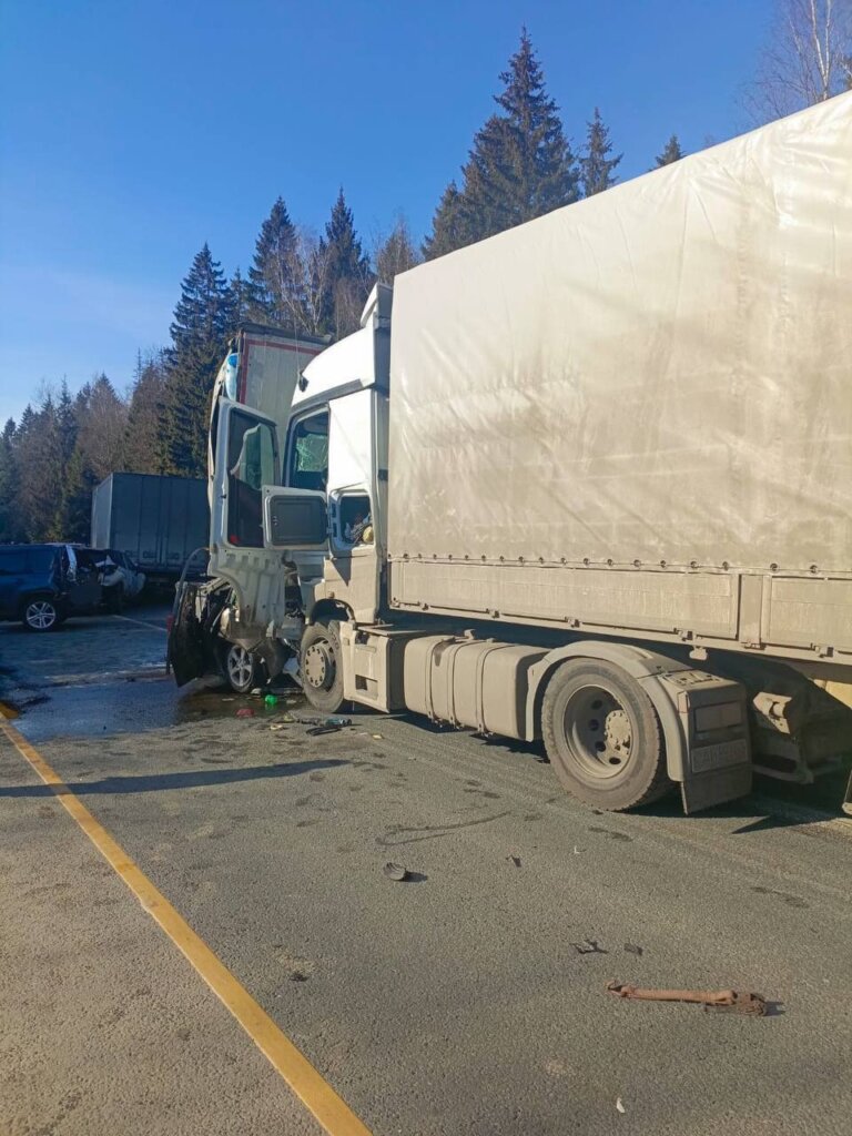 КАМАЗ смял несколько автомобилей на трассе А-108: погибли два человека