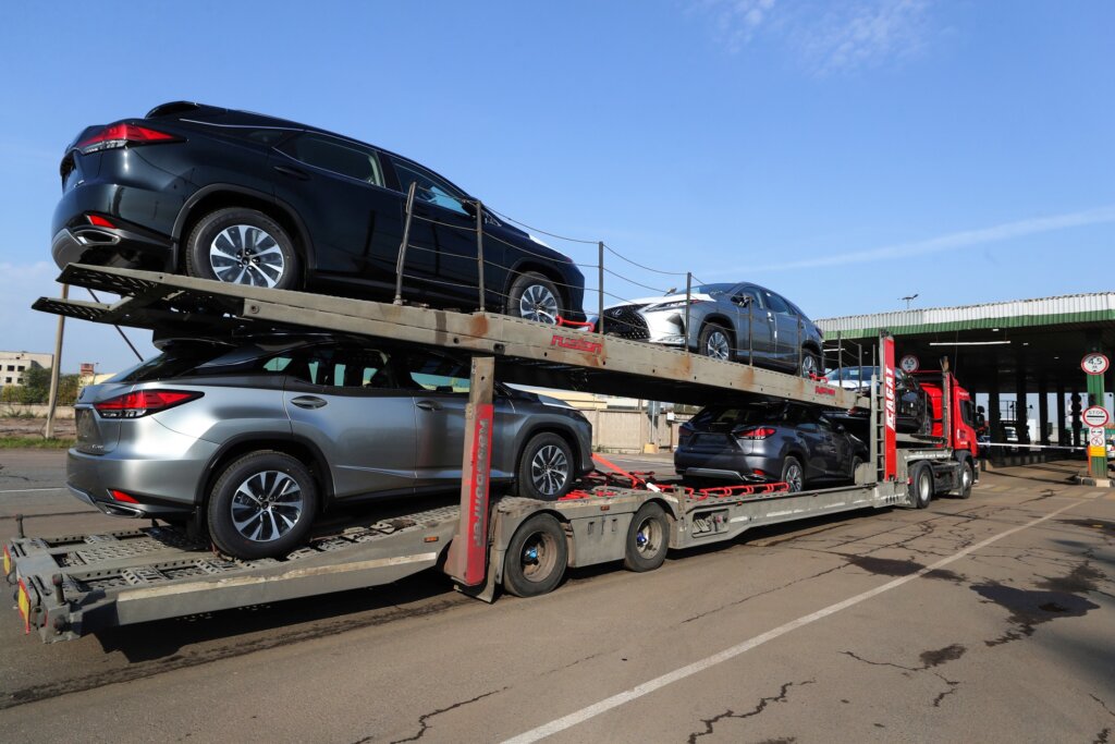 Владельцам ввезенных по параллельному импорту машин придется доплатить до 840 тысяч рублей утильсбора