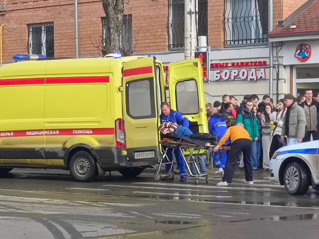 В Костроме автомобиль выехал на тротуар и сбил женщину с ребенком
