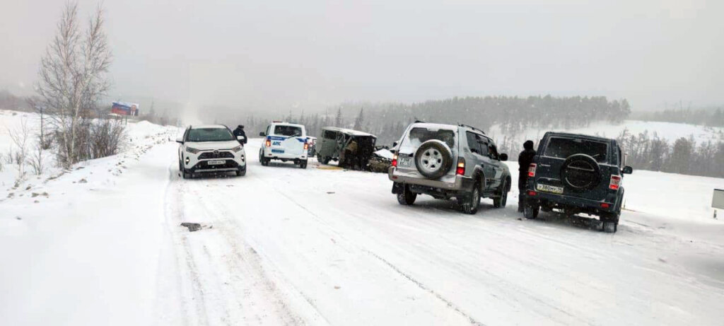 УАЗ и Toyota столкнулись на зимней трассе в Якутии: погибли 4 человека