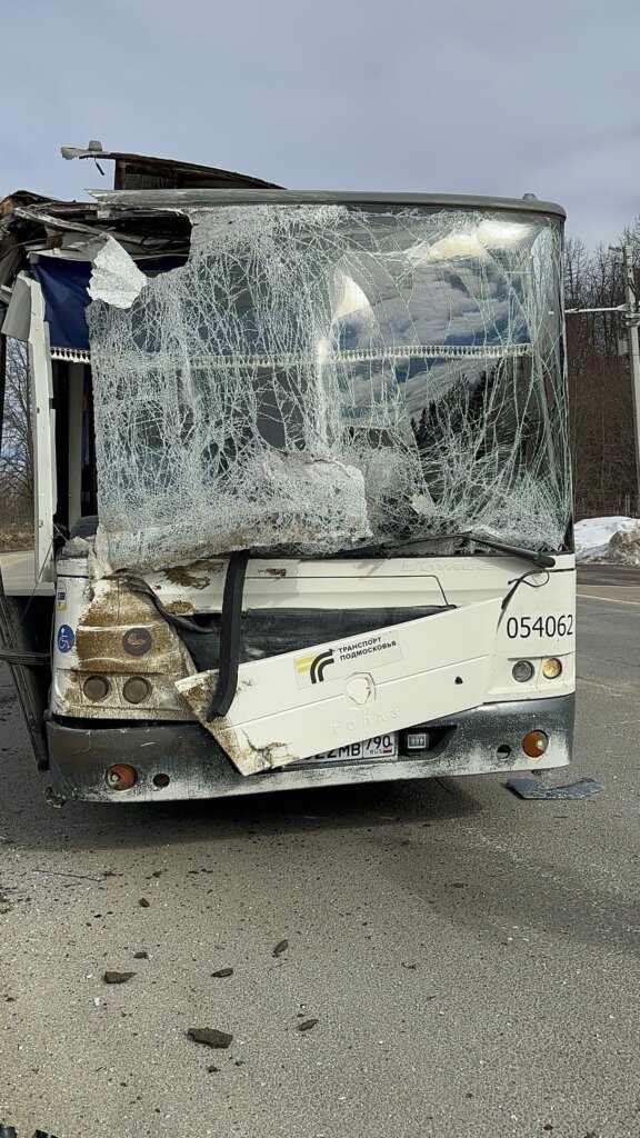 Грузовик, рейсовый автобус и легковой автомобиль столкнулись в Подмосковье
