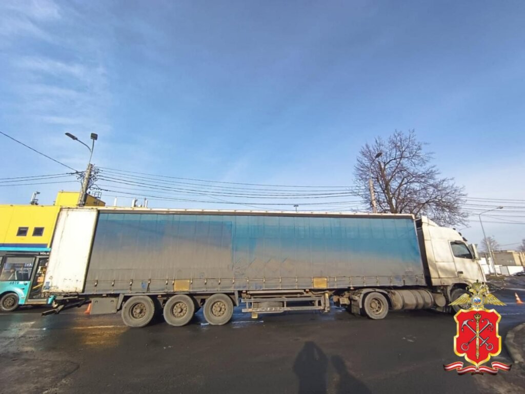 Курьер погиб под колесами грузовика на улице Грибакиных в Петербурге