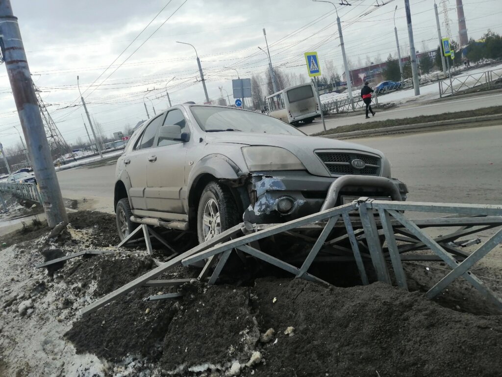 ДТП в Рыбинске: водитель автомобиля Renault Sandero не справился с управлением