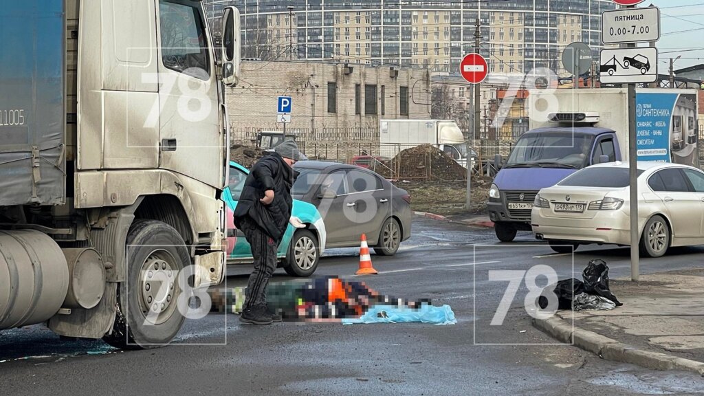Курьер погиб под колесами грузовика на улице Грибакиных в Петербурге