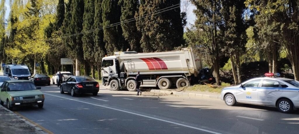 Пункт назначения в Крыму: грузовик с отказавшими тормозами смял легковушку с людьми
