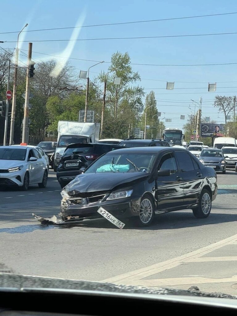 Renault перевернулся от столкновения с Mitsubishi на перекрестке в Ростове-на-Дону