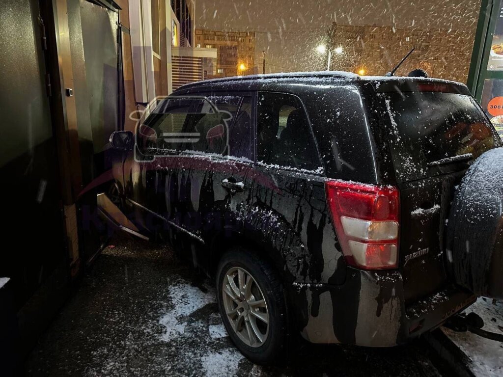 &#171;Два гамбургера и картошку фри&#187;: в Красноярске автомобиль врезался в стену ресторана быстрого питания