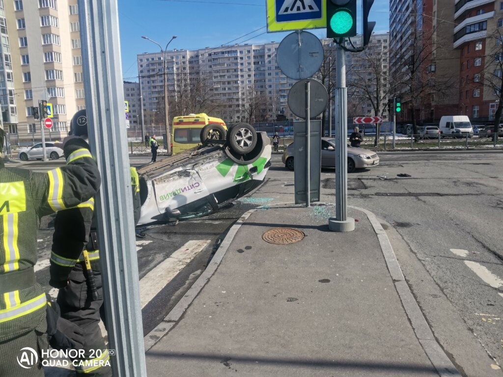 &#171;Закончил аренду&#187;: в Петербурге водитель каршерингового автомобиля не успел повернуть налево и попал в ДТП