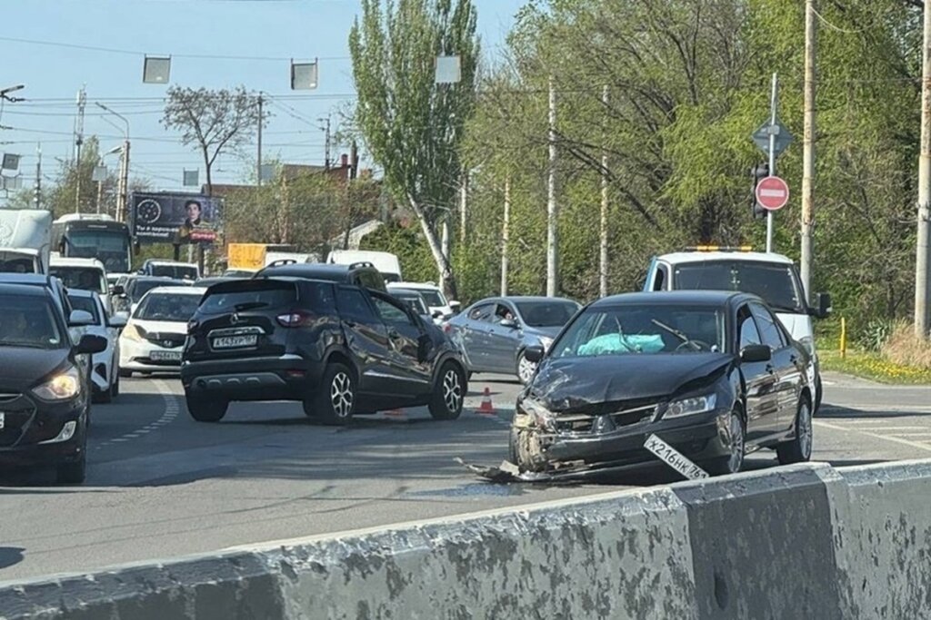 Renault перевернулся от столкновения с Mitsubishi на перекрестке в Ростове-на-Дону