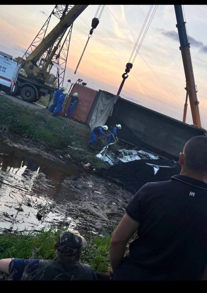 Под Самарой грузовик раздавил легковой автомобиль с людьми: погибли четверо