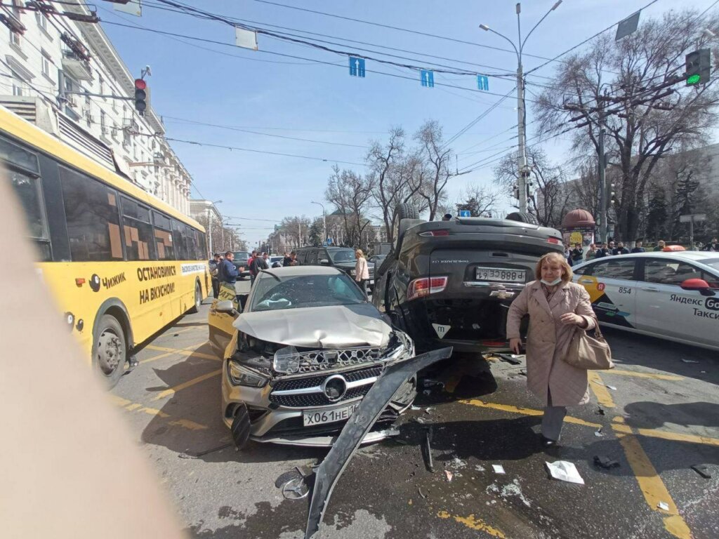 Момент массового ДТП в Ростове-на-Дону: 75-летний лихач на Subaru хотел проскочить перекресток на красный