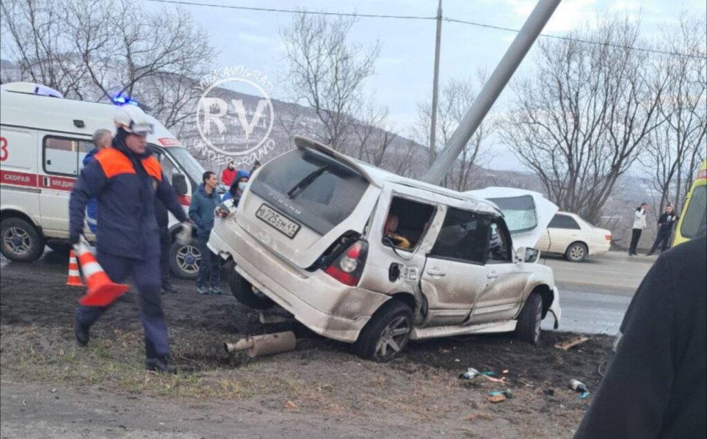 В Петропавловске-Камчатском пьяный водитель на Subaru врезался в столб: погибли два пассажира