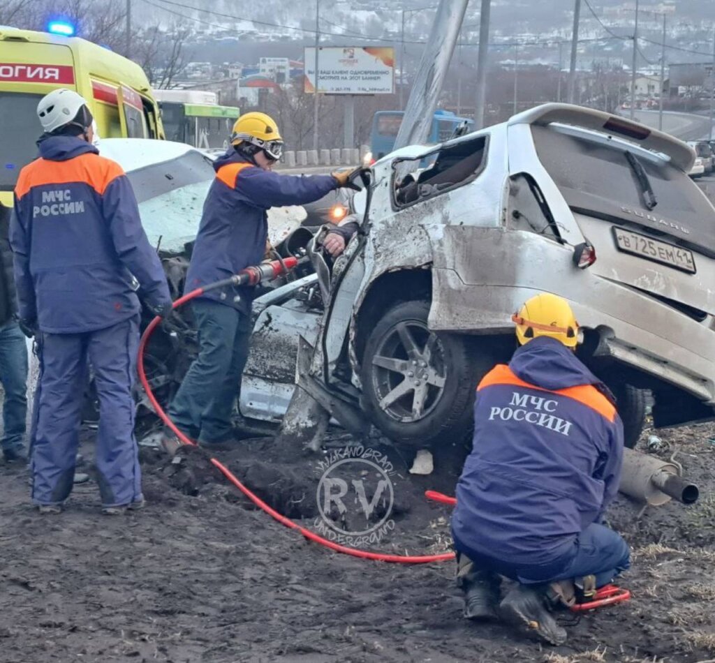 В Петропавловске-Камчатском пьяный водитель на Subaru врезался в столб: погибли два пассажира