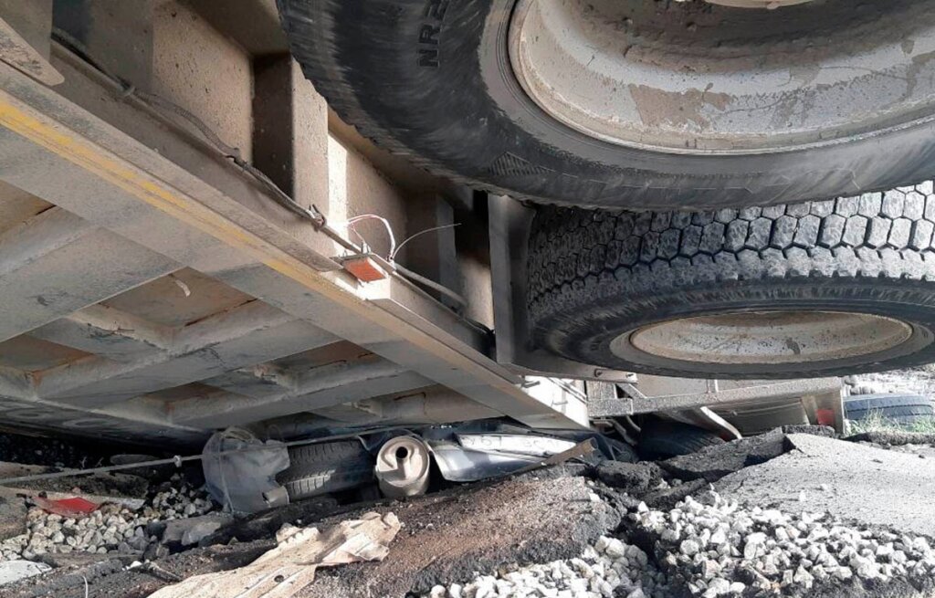 Под Самарой грузовик раздавил легковой автомобиль с людьми: погибли четверо