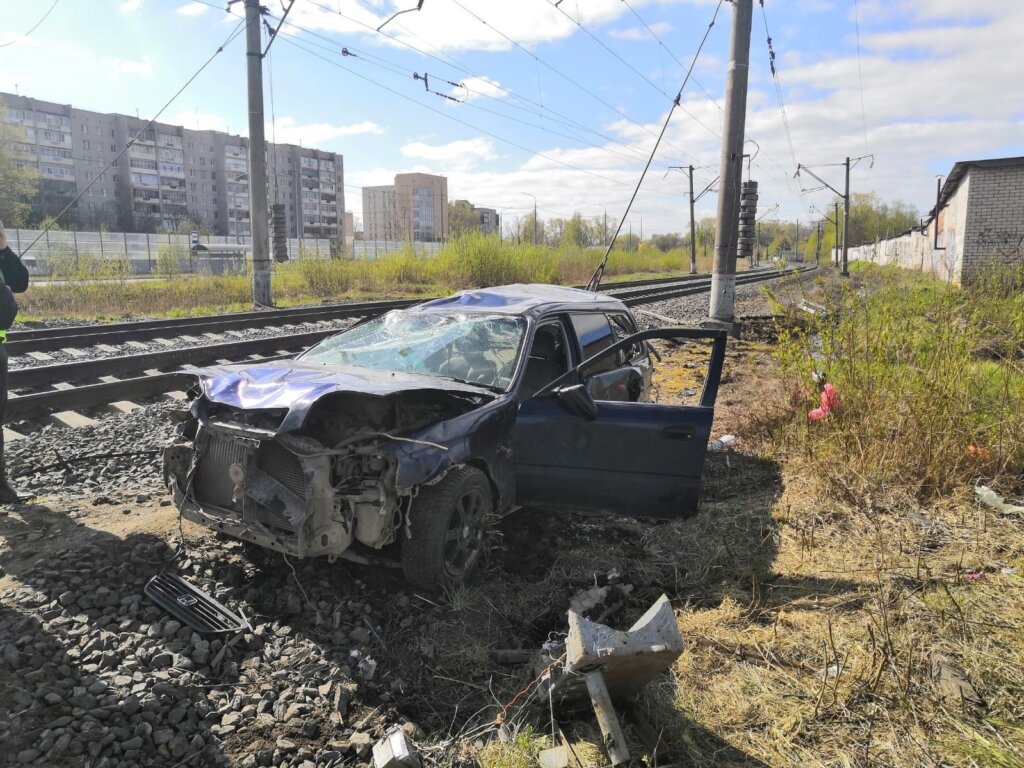 Легковой автомобиль столкнулся с поездом в Вологде: водитель погиб