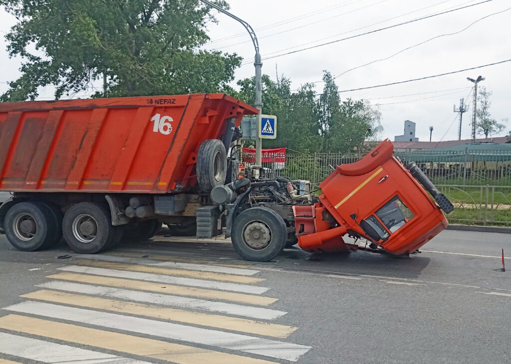 КАМАЗ &#171;потерял&#187; кабину в результате ДТП в Ставрополе