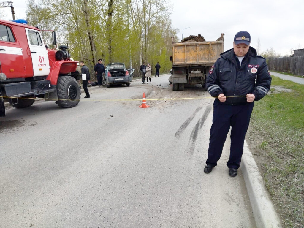 Легковой автомобиль и грузовик лоб в лоб столкнулись в Асбесте: погибли два человека
