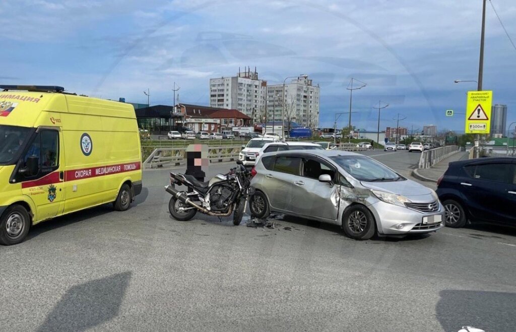 Мотоциклист не пропустил автомобиль при выезде со второстепенной во Владивостоке