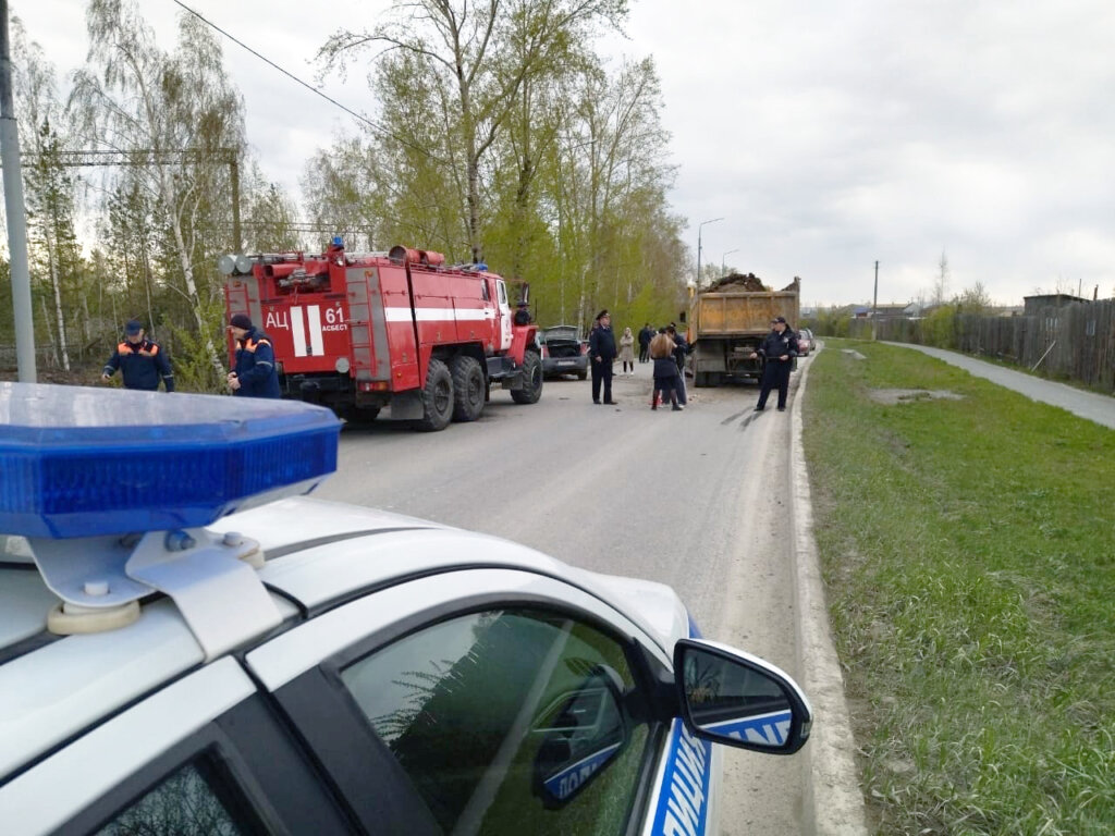 Легковой автомобиль и грузовик лоб в лоб столкнулись в Асбесте: погибли два человека
