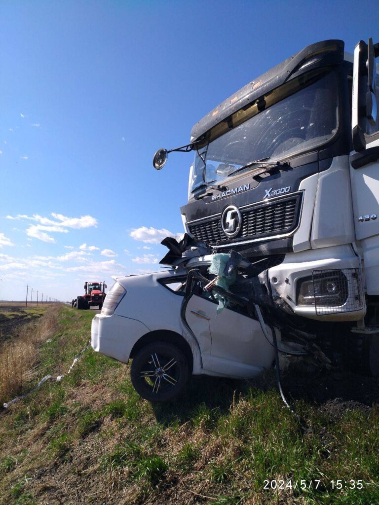 Грузовик и легковой автомобиль лоб в лоб столкнулись в Амурской области: погибли мужчина и женщина