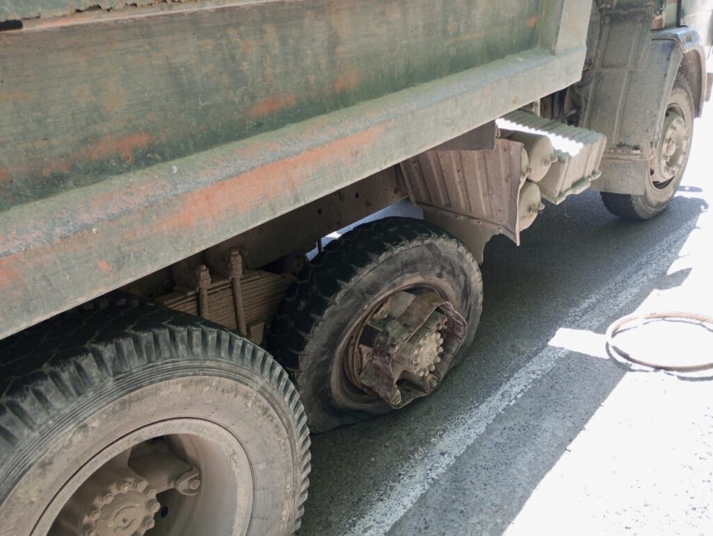 В Абрау-Дюрсо отлетевшее от грузовика колесо снесло пешеходов