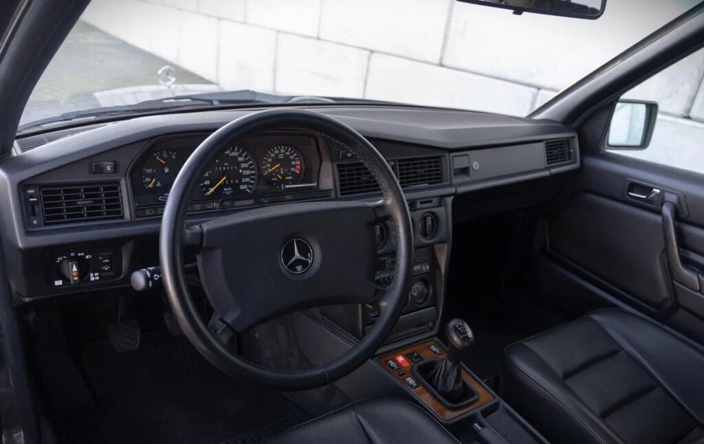 В России старый Mercedes-Benz продают почти за 50 млн рублей