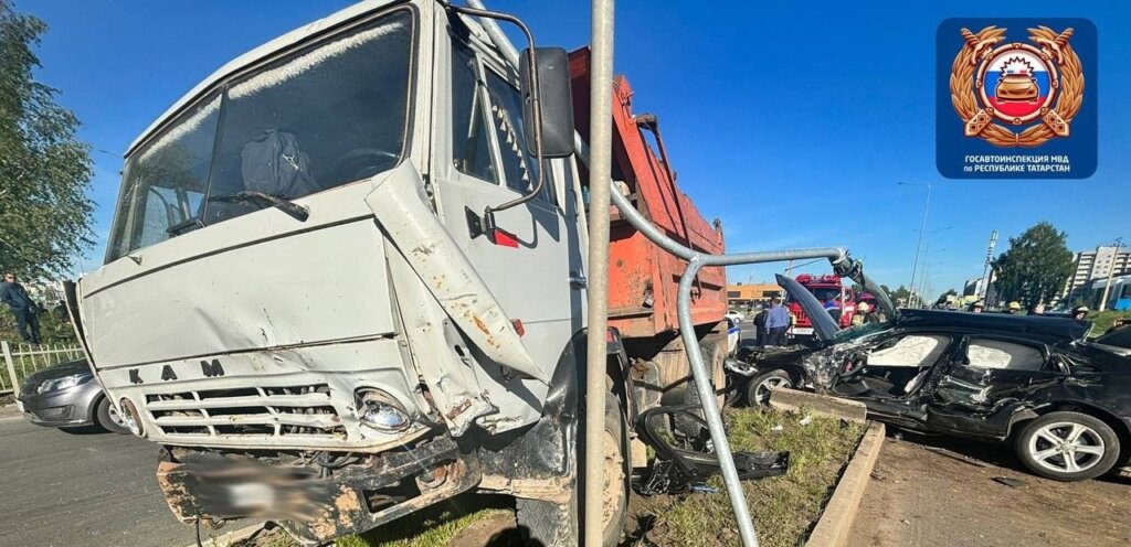 В Нижнекамске водитель Audi погиб, выехав на перекресток на красный