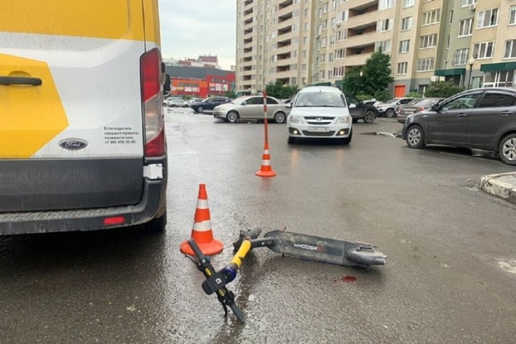 В Петербурге трое школьников на электросамокате сбили курьера