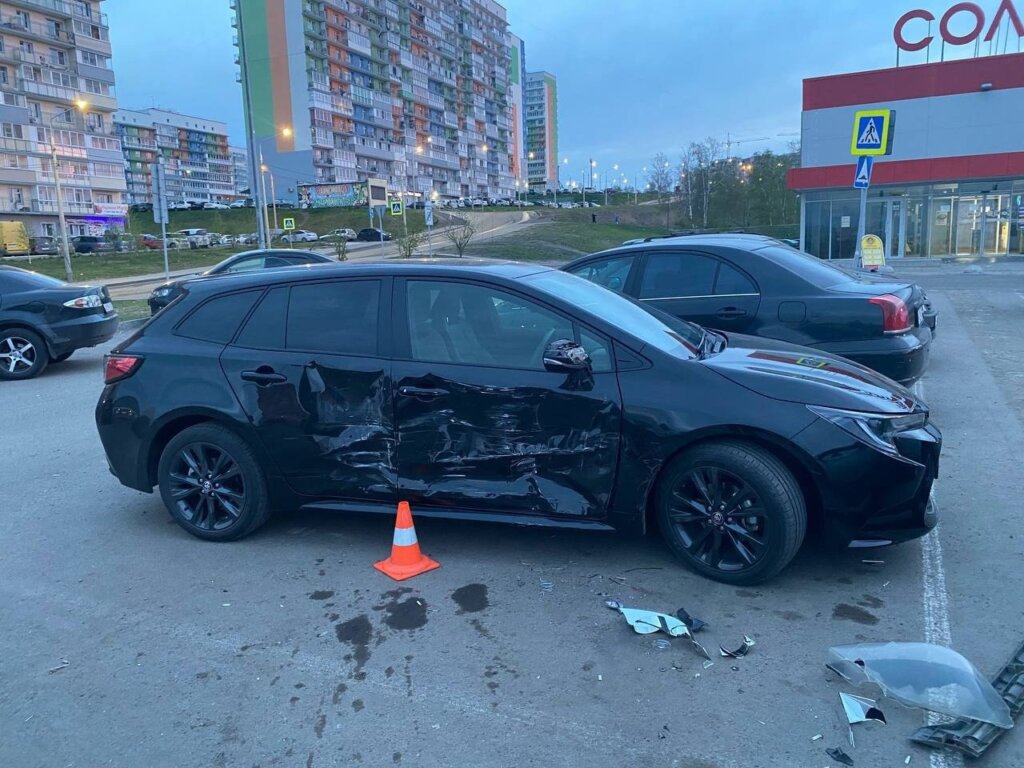 В Красноярске пьяный подросток разбил 10 машин на парковке торгового центра