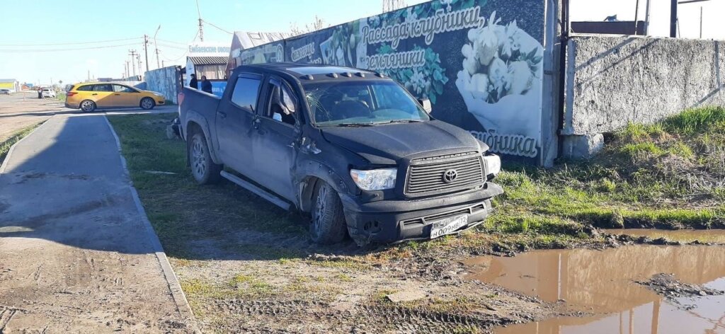 Неудачный обгон под Тюменью: пикап столкнулся с грузовиком и врезался в припаркованную машину