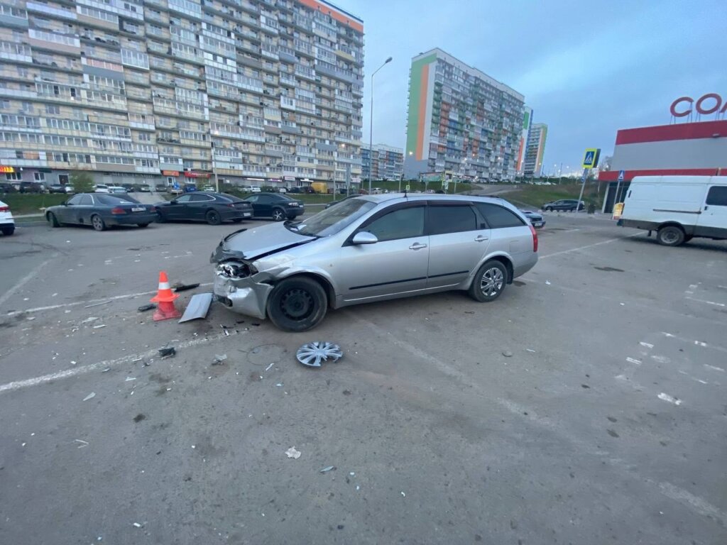 В Красноярске пьяный подросток разбил 10 машин на парковке торгового центра