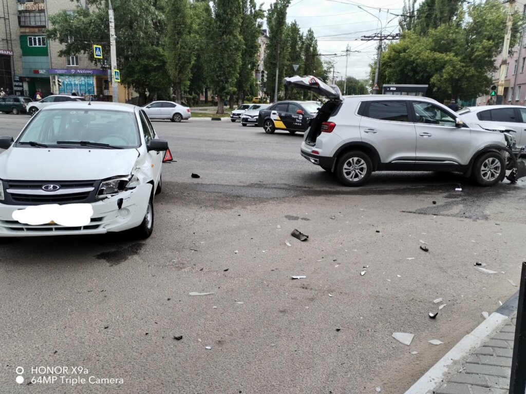 ДТП на перекрестке в Воронеже: Chery поворачивал налево и столкнулся с &#171;Ладой&#187;