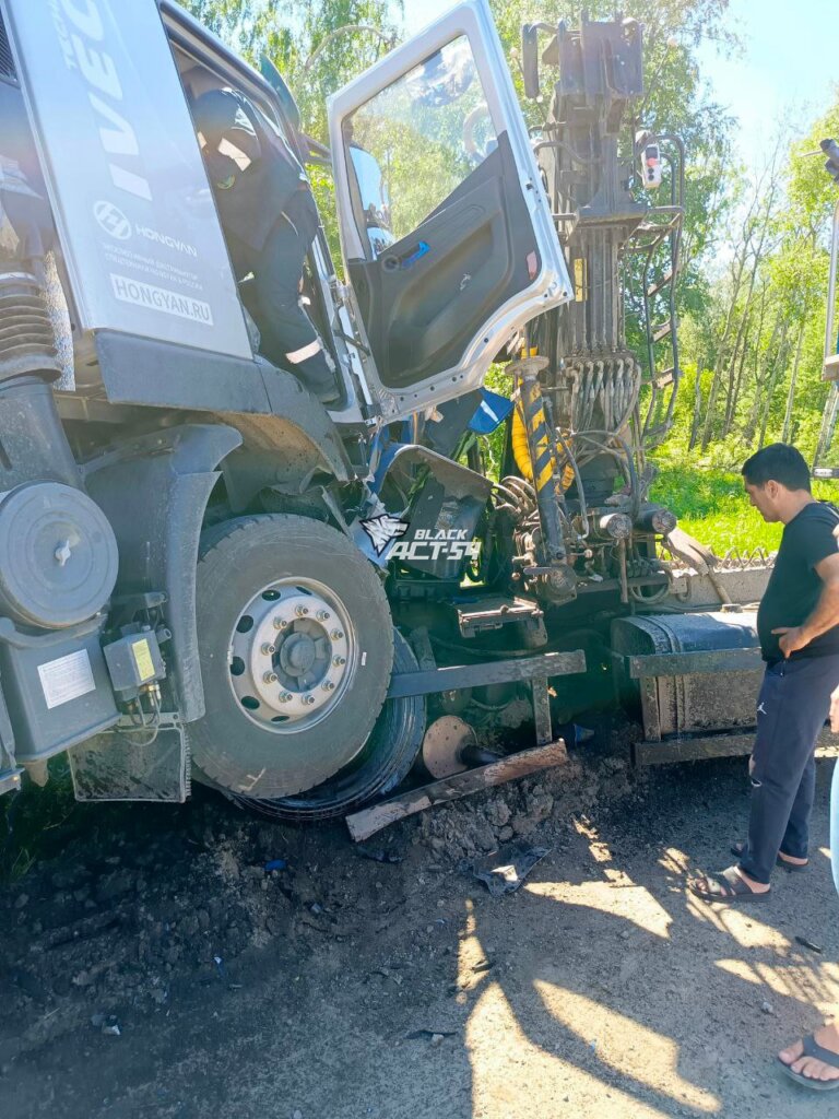 Отбросило в «спальник»: под Новосибирском водитель тягача уснул за рулем и едва не погиб