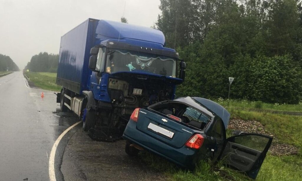 ДТП на трассе М-8 «Холмогоры»: водитель легковушки совершал поворот и столкнулся с грузовиком
